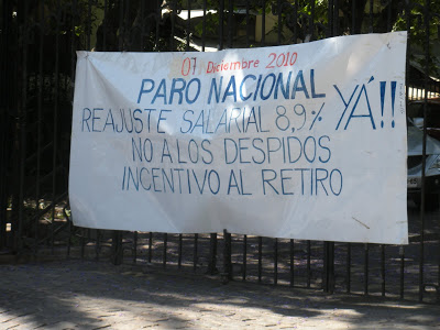 Sign in Spanish: Paro Nacional Reaajuste Salarial 8.9% Ya. No A los Despidos. Incentivo al Retiro