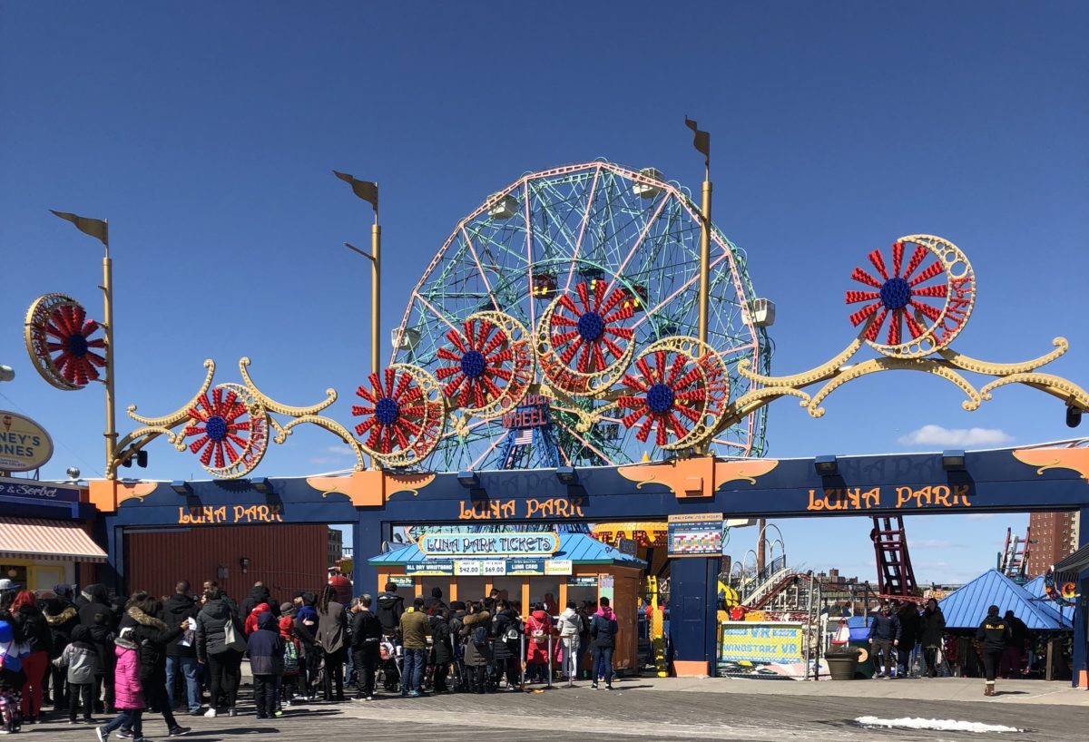 amusement rides at the Luna Park entrance